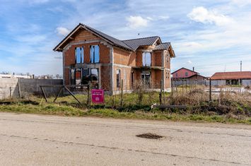 REZERVAT! Casă la roșu cu teren de 752 mp, Mandruloc. Arad anunturi imobiliare Arad