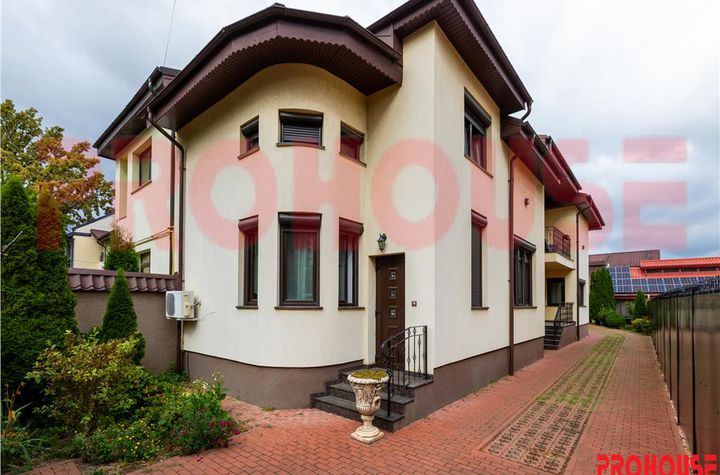 Vilă - 7 camere de vanzare ULTRACENTRAL - Bacau anunturi imobiliare Bacau