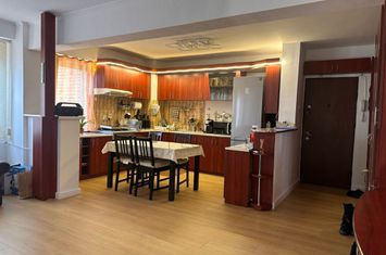 Apartament cu 4 camere de vanzare in Rogerius anunturi imobiliare Bihor