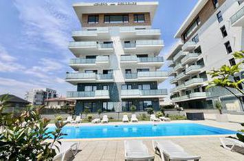 Apartament cu gradina proprie si acees direct la piscina anunturi imobiliare Constanta