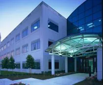 Investiţiile imobiliare se mută spre birouri şi spaţii comerciale- domenii cu risc mai mic