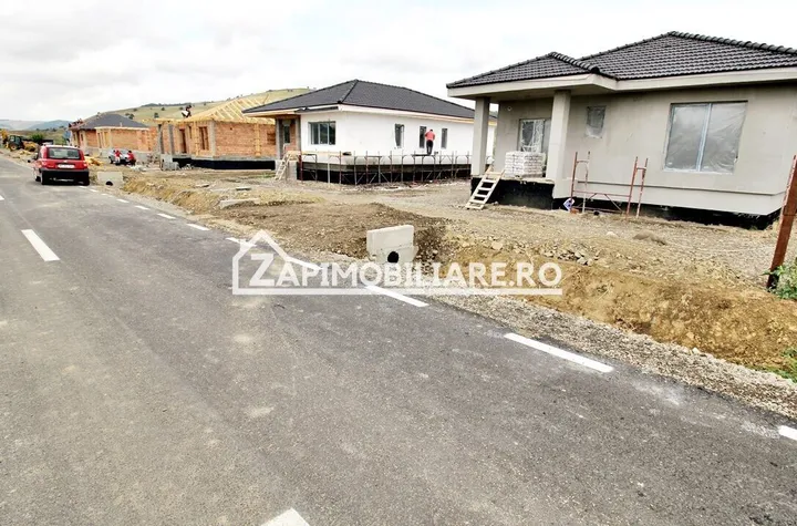 Casă la cheie 4 cam,2 băi,1 pivnită,800 mp.teren,gard,pavaj. anunturi imobiliare Mures