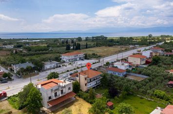 Clădire 2 niveluri cu spații comerciale în Nea Kerdilia anunturi imobiliare Grecia