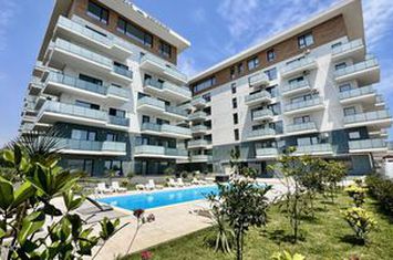 Apartament cu gradina proprie si acees direct la piscina anunturi imobiliare Constanta
