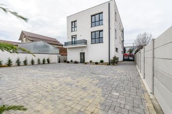 Clădire nouă P+2 cu showroom și birouri în Arad anunturi imobiliare Arad