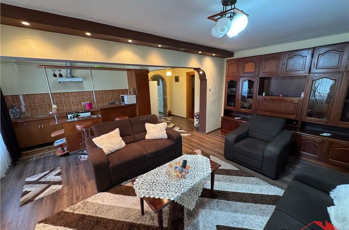 Apartament 3 camere de vanzare EST - Vrancea anunturi imobiliare Vrancea