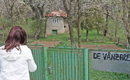 Ameninţaţi de bănci, orăşenii fug la ţară