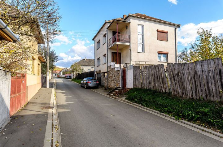 Casă din cărămidă cu 8 camere – zonă liniștită, LIPOVA anunturi imobiliare Arad