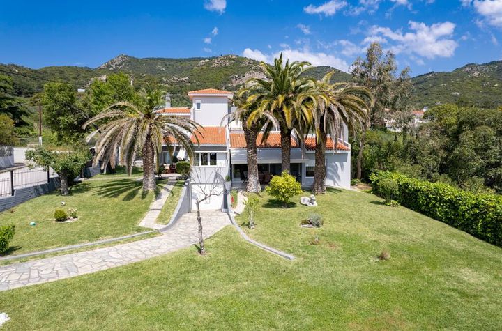 Vilă 210 mp, teren 1.050 mp, 200 m de mare anunturi imobiliare Grecia
