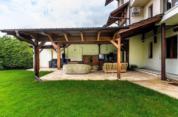 Vilă exclusivistă pe malul Mureșului – design modern si teren generos anunturi imobiliare Arad