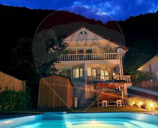 Vilă 7 cam Valea Manastirii, 168 mp, P+3