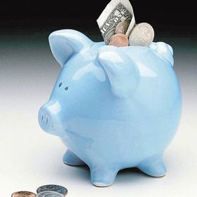 Criza îi impinge pe români la economii