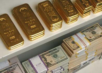 Aurul, îngenuncheat de dolar, o problemă în plus pentru economia globală. Zece ţări au tras deja semnalul de alarmă.