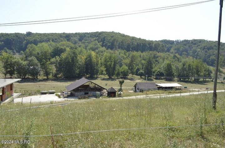 Bogati - Glimbocel, ferma zootehnica - cladiri 397 mp - teren 7490 mp anunturi imobiliare Arges