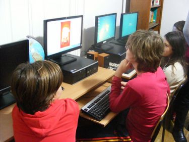 Veneto Banca donează computere către asociații și școli din 5 orașe din țară