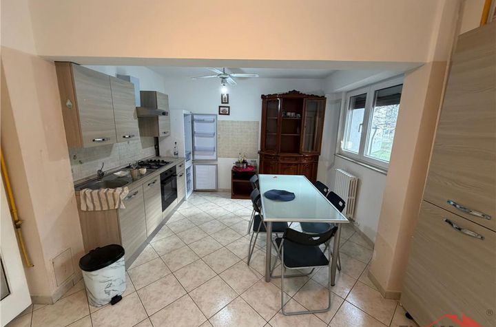 Apartament 4 camere de vanzare EST - Vrancea anunturi imobiliare Vrancea