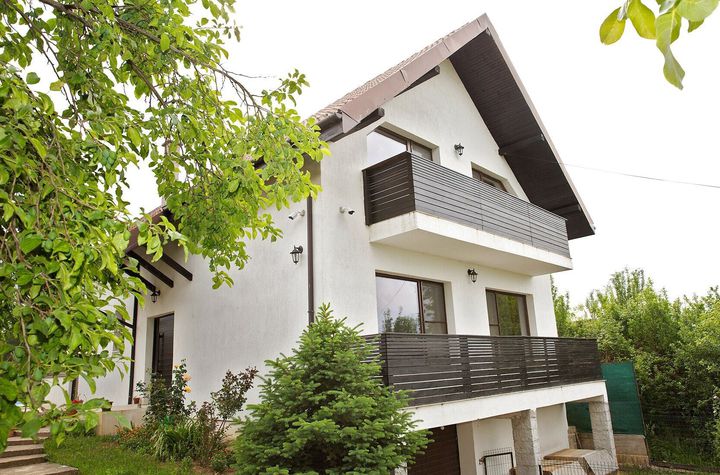 Vilă cu 5 dormitoare, 4 băi, 2 248mp teren, piscină. Preț: 229 000 Eur anunturi imobiliare Bihor