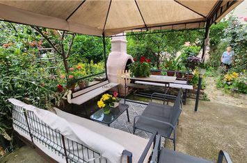 Casă - 8 camere de vanzare ULTRACENTRAL - Suceava anunturi imobiliare Suceava
