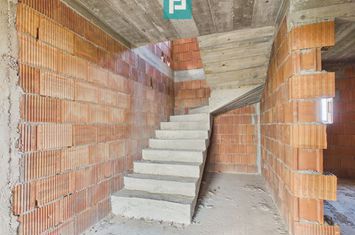 Casă la roșu cu  6 camere,  teren 500 mp în Aluniș anunturi imobiliare Arad