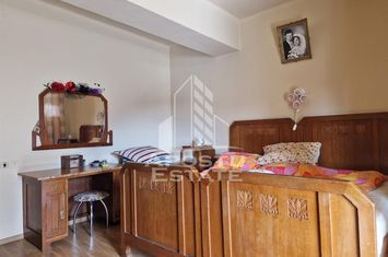 Casa familiala cu spatiu comercial si garaj P+1E+M 720 Mp anunturi imobiliare Arad