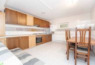 170 €, Apartament 5 camere