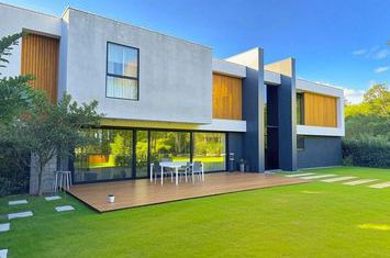Villa with modern architecture, heated pool, 1000sqm yard, Iancu Nicolae area anunturi imobiliare Bucuresti