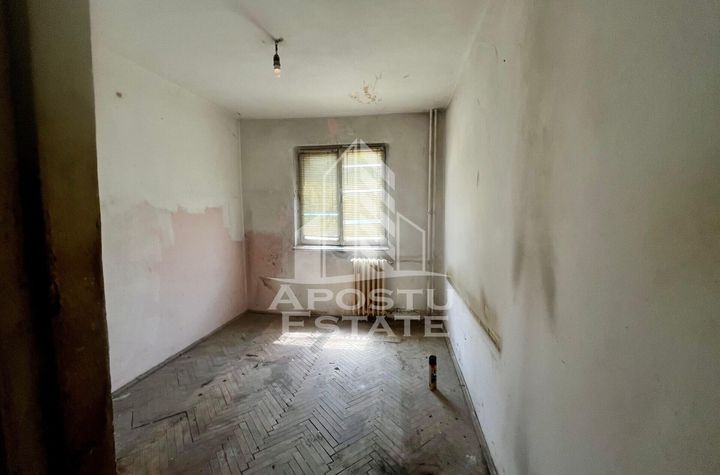 Garsoniera necesita renovare,etaj 1,zona Dacia anunturi imobiliare Timis