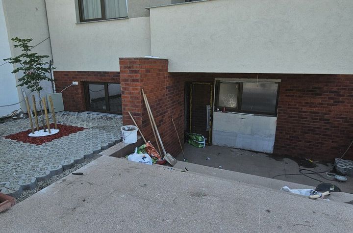 Giulesti piata spatiu cemercial demisol 90 mp anunturi imobiliare Bucuresti