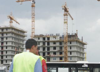 Prăbuşirea leului a scumpit apartamentele noi cu 10%