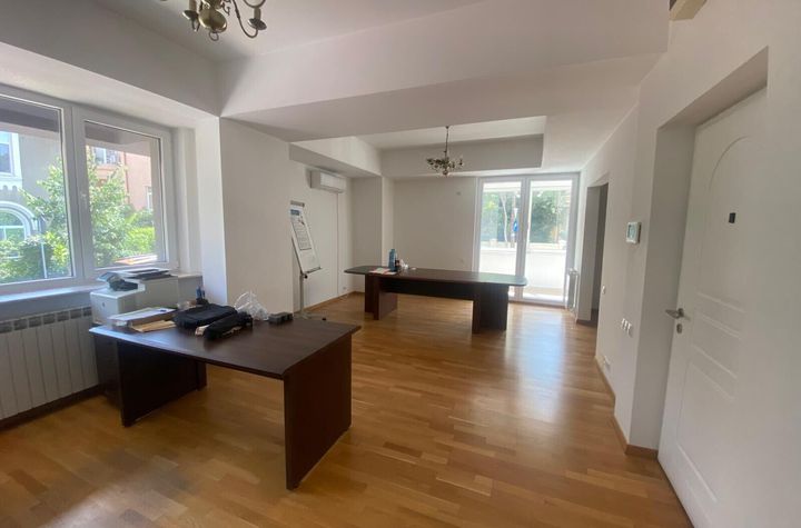 Inchiriere apartament hochparter trei camere imobil 2000 Cotroceni ideal birouri anunturi imobiliare Bucuresti