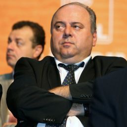 „Pinalti”, blat cu o casă