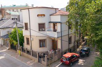 Casă / Vilă apartament cu 4 camere de vânzare în zona Ultracentrala anunturi imobiliare Iasi