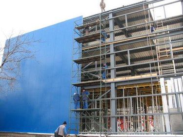 Centrele comerciale lăsate pe tuşă