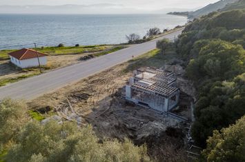 Apartament în două niveluri, 34 mp, 88 m de mare anunturi imobiliare Grecia