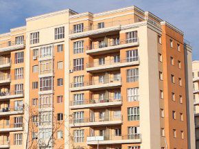 Preţurile locuinţelor noi din provincie intră la apă