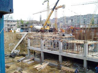 Cinci companii cer falimentul firmei de construcţii Arcom la care este acţionar şi Gigi Becali