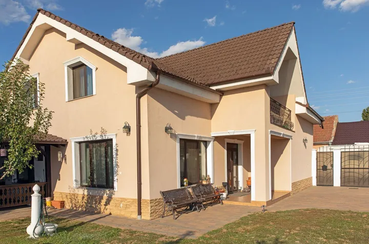 Vilă P+M, Clujului, 190 mp, teren 520 mp, singur în curte. 250 000 E anunturi imobiliare Bihor