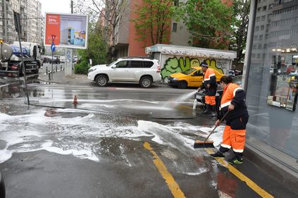 Prioritățile primarilor din Capitală: spălarea străzilor cu detergent, distribuirea blocatoarelor pentru locurile de parcare și strategiile de digitalizare a activității