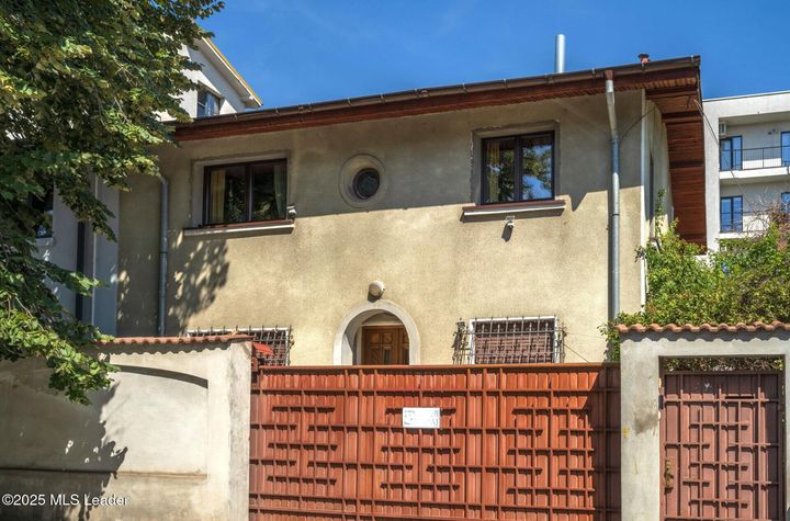Piata Domenii - Constantinescu, casa 141 mp, curte individuala anunturi imobiliare Bucuresti