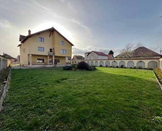 Vilă 12 cam Piata Cluj, 709 mp, P+1+M