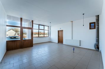 Spațiu multifuncțional în Pârneava. anunturi imobiliare Arad