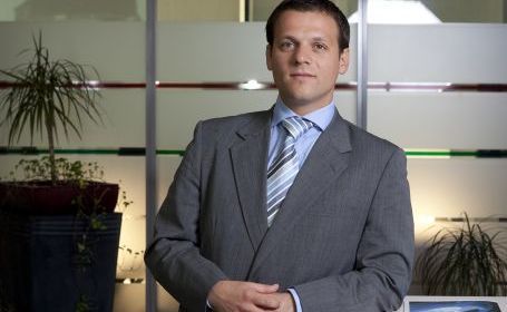 DTZ: Companiile vor începe să-şi vândă proprietăţile şi apoi să le închirieze pentru a obţine cash