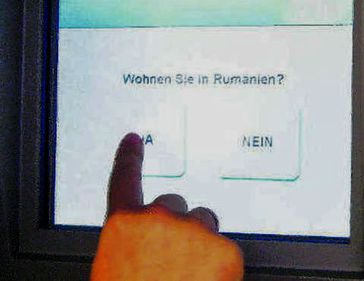 Un bancomat din Germania pune întrebări indiscrete: “Locuiţi în România?”