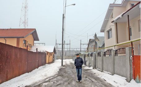 Strada care are stâlpi pe mijloc