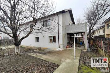 Casa single 500 mp teren cu 2 apartamente DECOMANDATE zona Capat Cug anunturi imobiliare Iasi