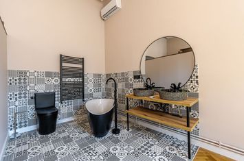 Parter, 3 camere, 103 mp – renovat recent, ultracentral, la cheie anunturi imobiliare Arad