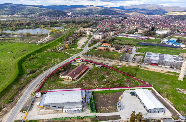 Hala industrială cu teren 10.495 mp – potențial supermarket, Lipova anunturi imobiliare Arad
