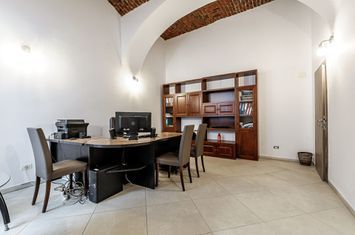 Apartament ultracentral Arad. Pretabil pentru birou. anunturi imobiliare Arad