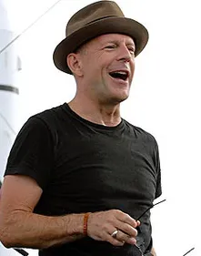 Bruce Willis îşi face bagajele