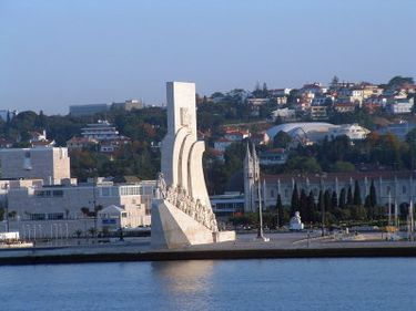Cine a scapat de criza imobiliara?